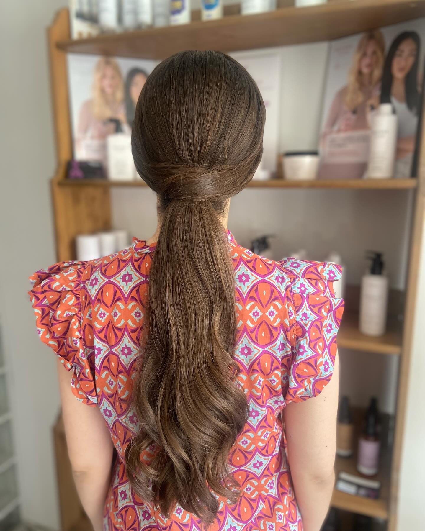 peinado con coleta baja elegante realizado en Amare Salon peluquería en Valdemoro